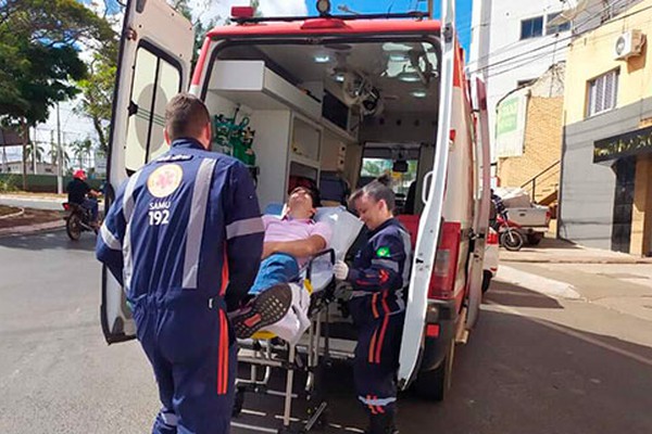 Mãe fica inconsciente após acidente e filho mesmo ferido luta por seu socorro em Patos de Minas
