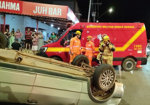 Fiat Uno para com as rodas para cima após acidente com motocicleta em cruzamento da rua Major Gote