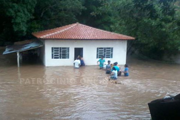 Chuva forte provoca inundações em Estrela do Sul (MG)