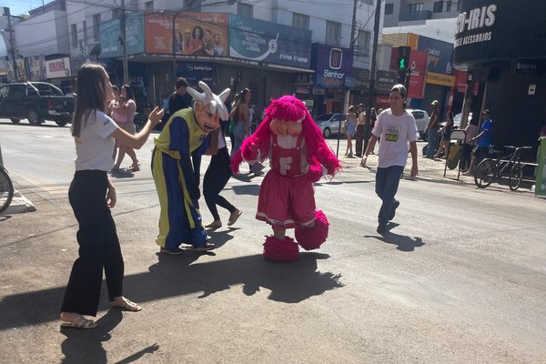 Ideal Telecom leva personagens ao centro e lança internet com preço reduzido em Patos de Minas