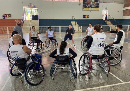 Treinador da Seleção Brasileira de Basquete em Cadeiras de Rodas vem a Patos de Minas acompanhar treino de convocadas