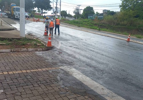 Produto usado em obra deixa asfalto escorregadio e provoca queda de motociclistas e batida na Avenida Brasil