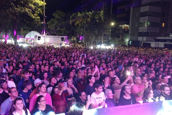 Dino Fonseca canta para uma multidão na Fenapraça 2025; veja ao vivo