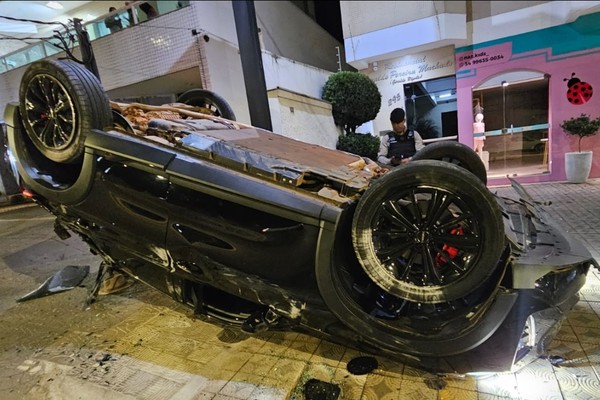 Motorista capota Haval após bater em carro e moto estacionados e vai embora deixando o prejuízo para trás