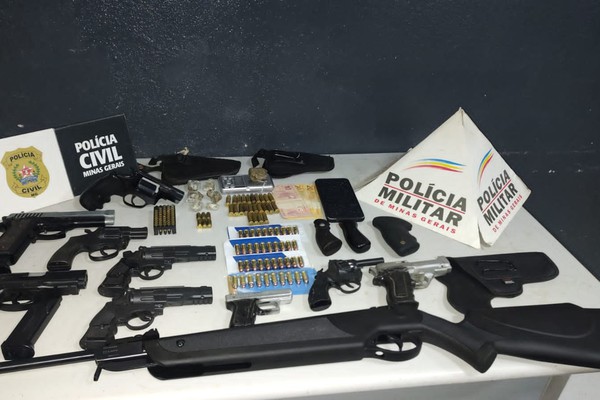 Operação para prender suspeitos de homicídio encontra grande quantidade de armas