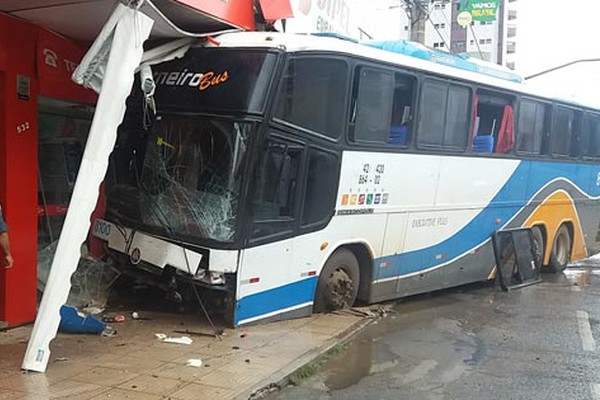 Corpo de Bombeiros interdita local de acidente com ônibus por risco de desabamento