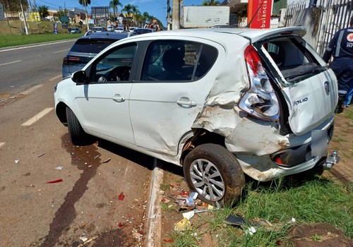 Motorista no celular causa engavetamento na avenida Marabá e foge a pé deixando veículos para trás