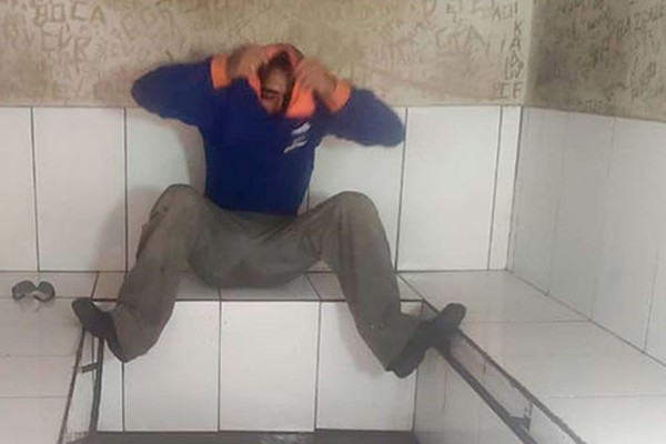 Jovem cai de muro ao tentar furto em mansão, é preso pela PM e quebra vidro da viatura