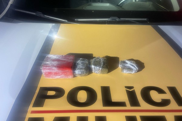 Mochila com quatro tabletes de maconha é localizada em ônibus e passageiro é preso na MG230