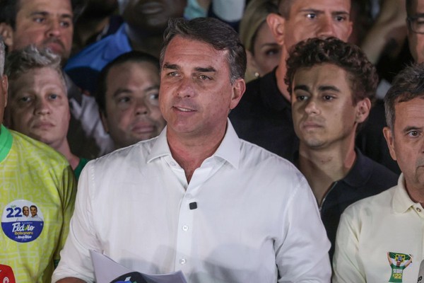 Polícia Federal cancela passaportes de Flávio Bolsonaro
