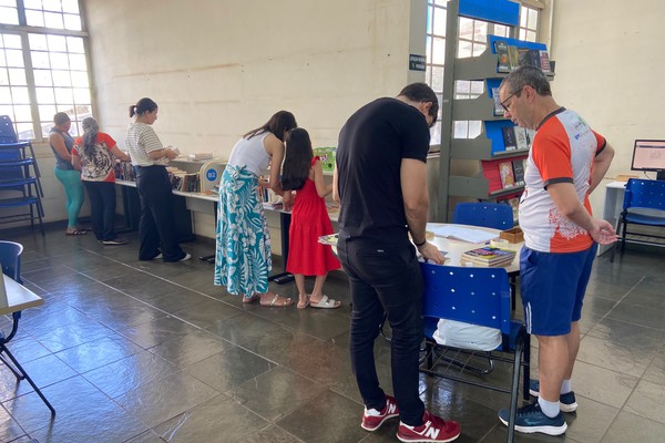 Biblioteca João XXIII realiza feira com mais de 400 livros disponíveis para troca em Patos de Minas