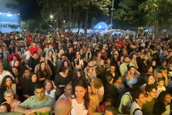 Público lota Praça do Antigo Fórum para última noite de shows da Fenapraça 2026; veja ao vivo