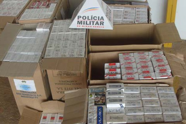 PM apreende cerca de quinhentos pacotes de cigarro em Carmo do Paranaíba