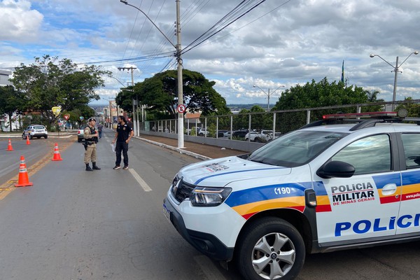 Motociclista de 21 anos morre ao tentar desviar de cão e bater em poste; adolescente ficou ferido