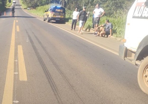 Carros batem lateralmente na MGC 354 e ambos relatam que o outro invadiu a contramão