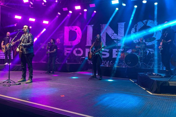Flashback na Fenapraça 2026: Dino Fonseca canta “Time of my life”; veja ao vivo