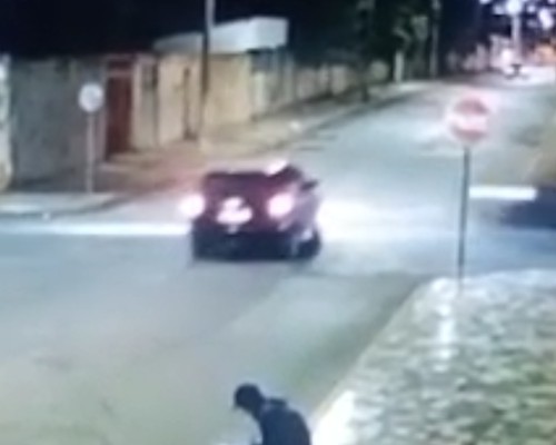 Motociclista fica gravemente ferido após bater em carro que avançou parada obrigatória em Carmo do Paranaíba; veja vídeo