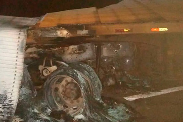 Caminhão tanque explode e pega fogo ao bater de frente com carreta na rodovia MG 188