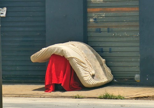 Mandar embora vai reduzir a população em situação de rua? Ações da Prefeitura vão além