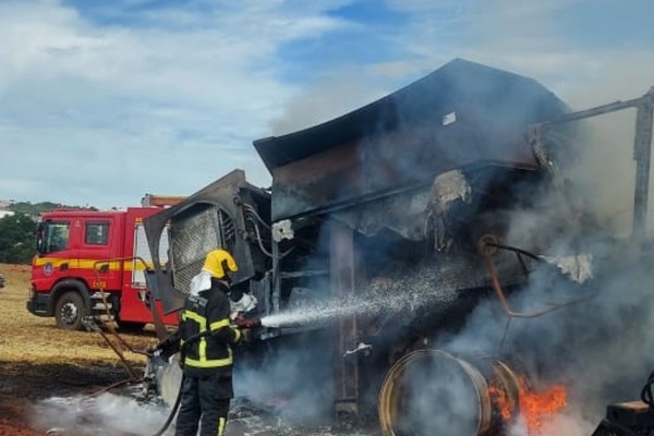 Incêndio destrói maquinário agrícola, mas bombeiros evitam propagação do fogo