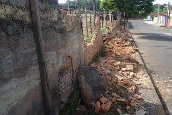 Entulho de muro do DER ocupa calçada e moradores pedem providências