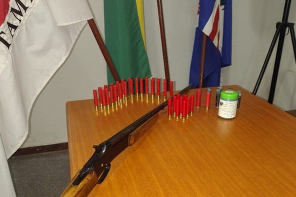 Homem é preso pela Polícia Ambiental após anúncio de venda de espingarda pelo whatsapp em Patos de Minas