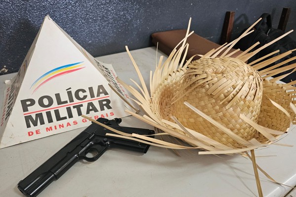 Identificado pelo chapéu de palha, jovem é preso com simulacro de arma de fogo em Patos de Minas