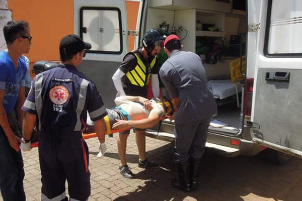 Motorista avança parada, bate em motocicleta e deixa dois feridos em Patos de Minas