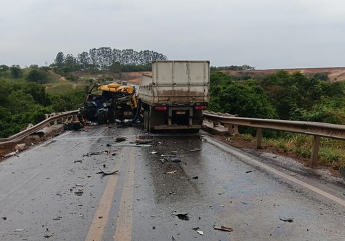 Grave acidente com caminhão, carreta e carro interdita BR 365 por 5 horas, em Patos de Minas
