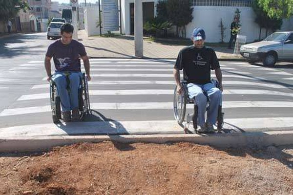 Cadeirantes reclamam da dificuldade de acesso na nova avenida Paracatu