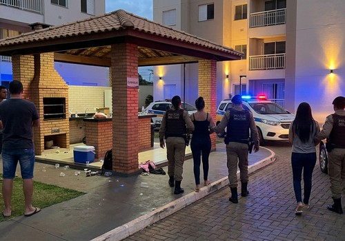 Briga por uso de quiosque em condomínio termina em prisões por injúria, vias de fato e agressão