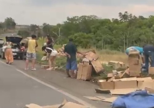 Carreta carregada com roupas íntimas que tombou na BR365 tem carga saqueada por populares