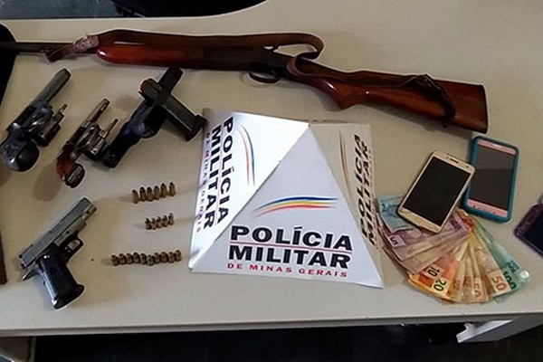 PM prende assaltantes que roubaram veículos e dinheiro em São Gotardo e apreende várias armas