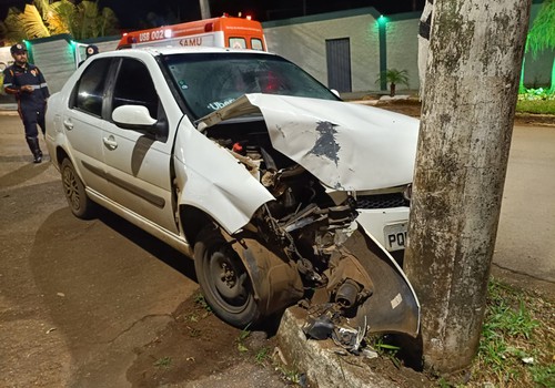 Motorista com fortes sinais de embriaguez bate em cheio em poste na Rua Major Gote