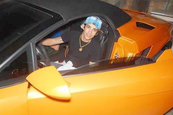 Gusttavo Lima passeia pelas ruas de Patos de Minas com carro de mais de R$ 1 mi