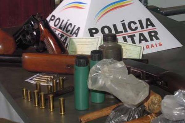 PM Rodoviária apreende revólver, espingarda e muita munição em Patos de Minas