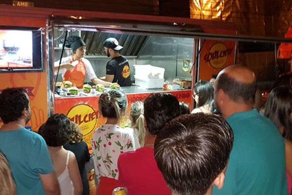 Multidão enfrenta filas para experimentar as iguarias dos FoodTrucks em Patos de Minas