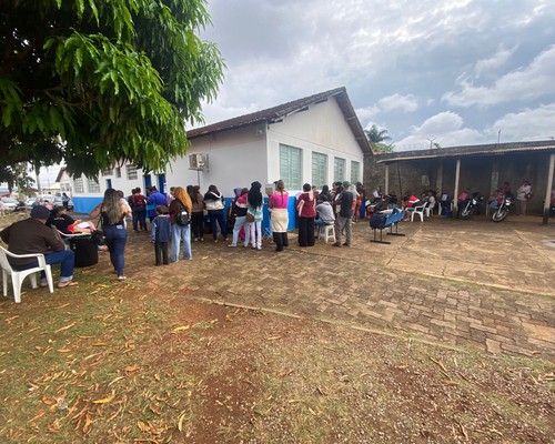 Famílias passam a noite e enfrentam chuva para participar de cadastro de casas populares em Patos de Minas