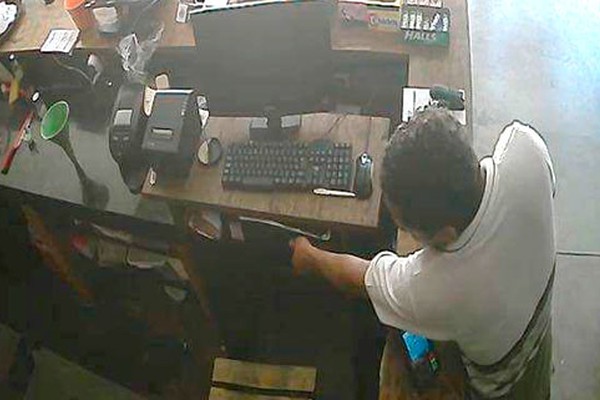 Câmeras flagram homem tentando arrombar caixa de lanchonete no centro de Patos de Minas