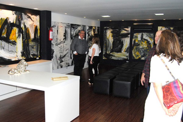 Pela primeira vez no estado, artista Rogério Tunes abre exposição em Patos de Minas
