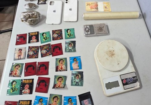 Adolescente é apreendido com maconha embalada com fotos do Pablo Escobar, em Patos de Minas