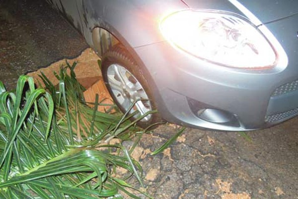 Cuidado por onde passa! Veículo fica preso em buraco no asfalto no bairro Aurélio Caixeta