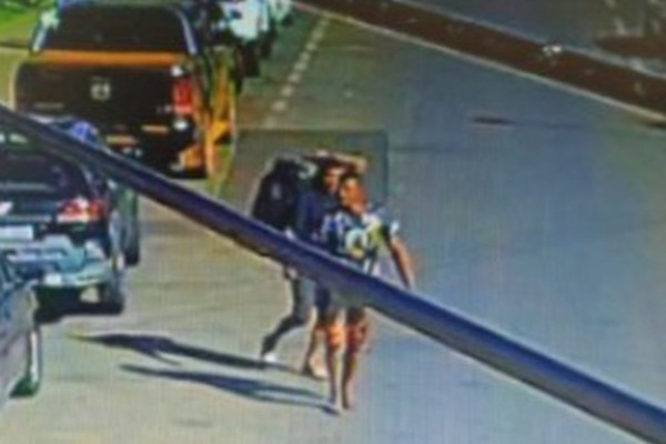 Homens saem correndo com malas e mochila de loja no Centro, mas acabam presos
