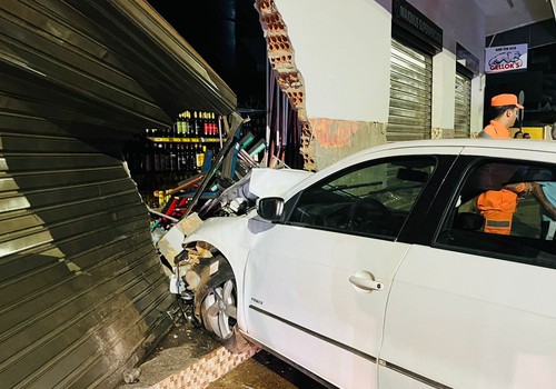Motorista fica ferido ao perder o controle da direção e destruir porta de Supermercado em Patos de Minas