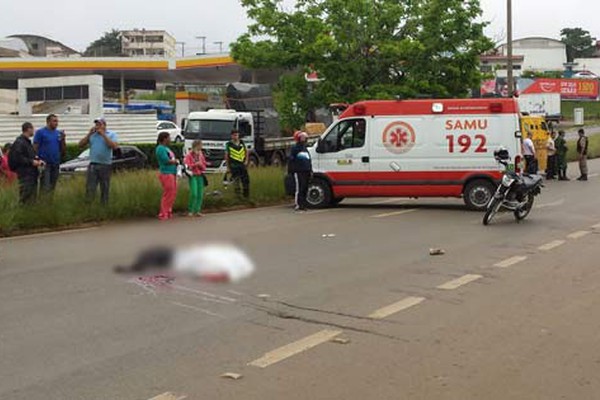 Motociclista de 35 anos morre em grave acidente com carro forte na avenida JK
