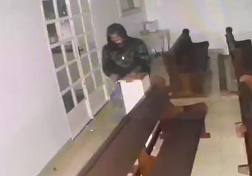 Vídeo mostra ladrão invadindo Igreja Matriz de João Pinheiro e levando o dinheiro das ofertas; veja