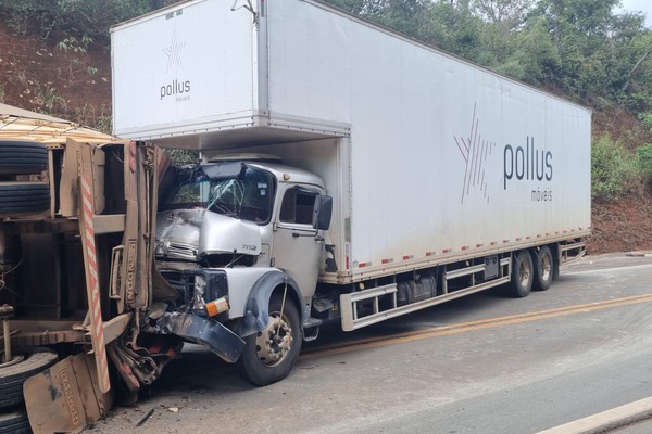 Reboque carregado com cimento tomba em curva e é atingido por caminhão na BR365