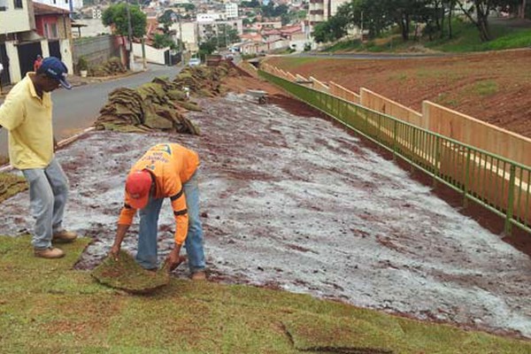 Equipes ainda trabalham para concluir obras iniciadas em 2012 na Av. Ivan Borges Porto