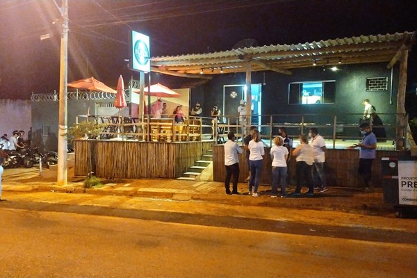 Fiscais e PM fecham bares que descumpriam protocolo da Covid-19 em Patos de Minas