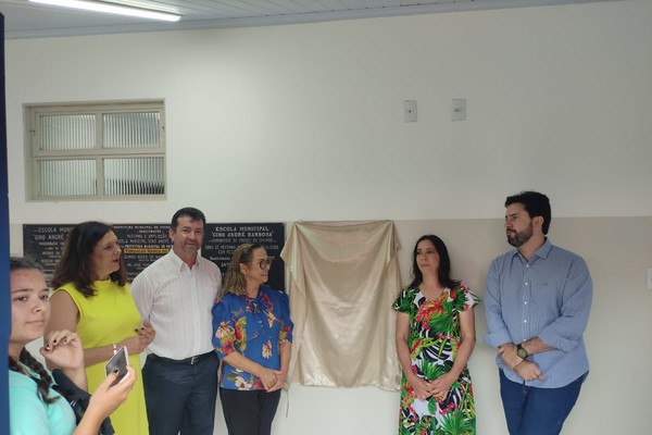 Prefeitura inaugura reforma de escola e cobertura de quadra em Posses do Chumbo